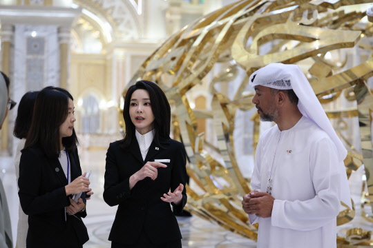윤석열 대통령과 함께 아랍에미리트(UAE)를 국빈 방문 중인 김건희 여사가 15일(현지시간) 아부다비 대통령궁을 방문, 내부를 둘러보고 있다. 연합뉴스